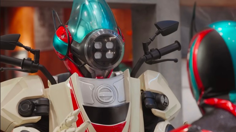 Zero robot speaking with Kamen Rider Zeztz in Episode 25 during a tense conversation about Code Somnia and shifting loyalties.