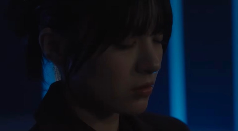 Kureha Miyamoto closing her eyes to enter the dream world as a CODE agent in Kamen Rider Zeztz Episode 26.