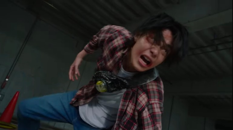 Baku struggles to keep fighting without transforming in Kamen Rider Zeztz Episode 33 as the damaged Zeztz Driver fails him during battle.