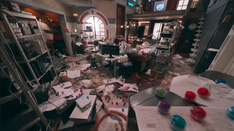 Zeztz Room falls into disarray over twenty years as Baku obsessively rebuilds the Exdream Driver in Kamen Rider Zeztz Episode 33.